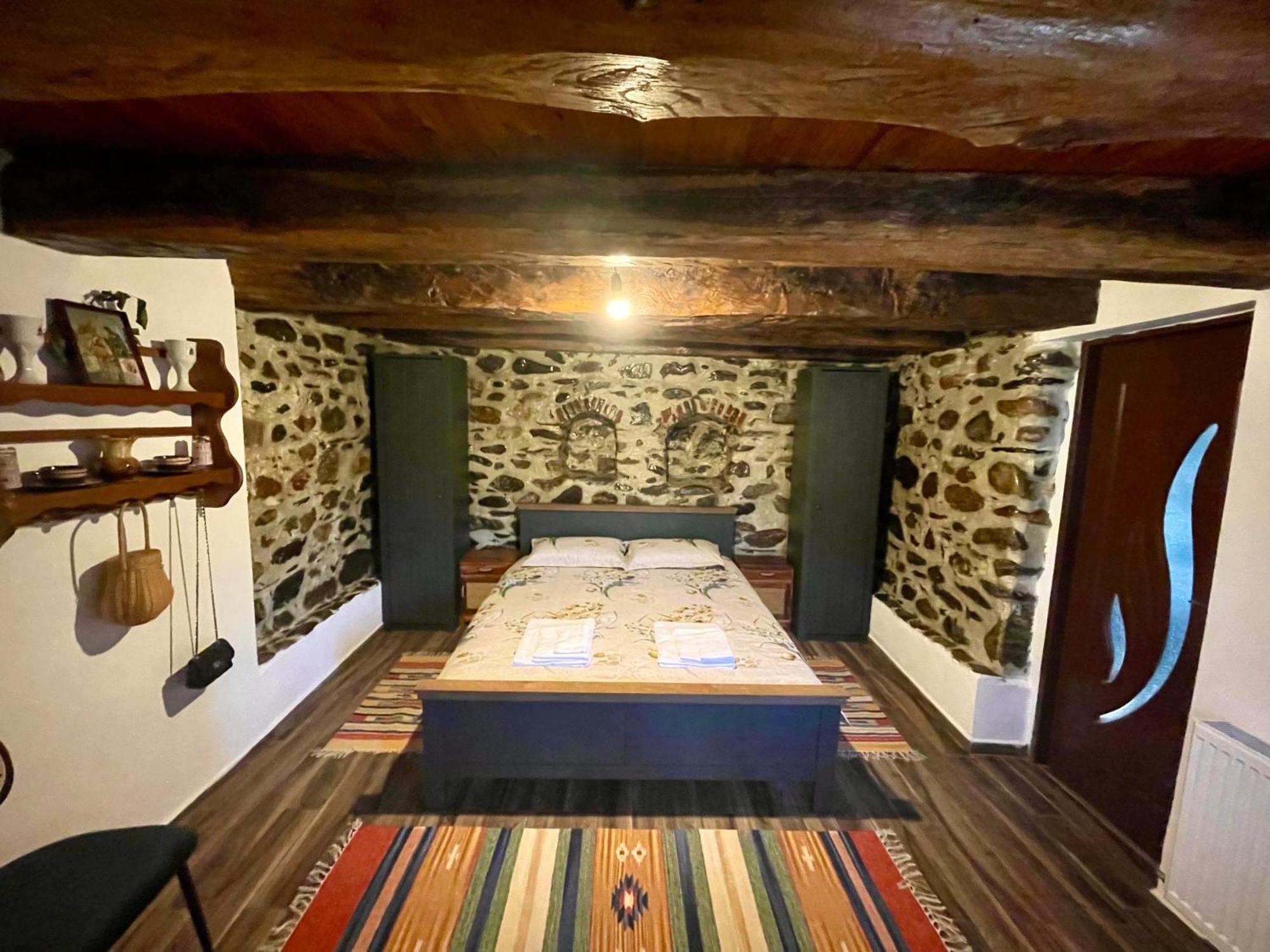 Hotel Casa De Sub Salcie à Curtea de Argeş Extérieur photo